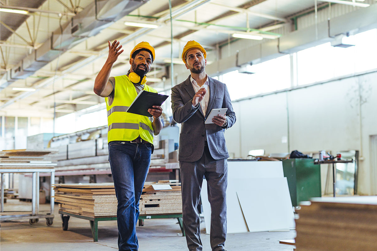 Sicherheitsbegehung in Produktionshalle – Smart Upgrade unterstützt bei Nachweisen für Arbeitsschutz und Behörden