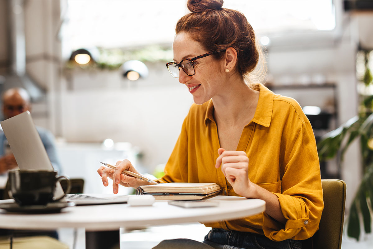 Wir erstellen Lerninhalte und Unterweisungen, die sich an Ihren betrieblichen Anforderungen orientieren. Praxisnah, digital und mehrsprachig.